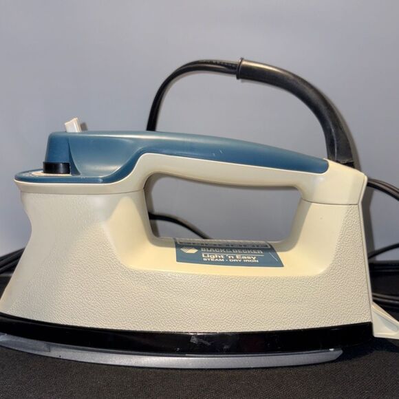Vintage Black & Decker Light 'n Easy Steam Iron in Blue and White - Picture 3 of 7